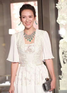 章子怡素颜出游，携女儿共赏陈丽君精彩演出