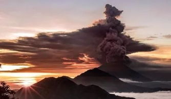 日本火山喷发震惊世界，火山灰柱直冲云霄，高达5000米！